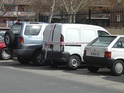 La furgoneta Kangoo, relacionada con los atentados, localizada por la Policía en Alcalá de Henares, el 11 de marzo de 2004.