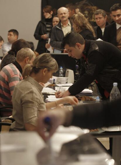 Una de las mesas electorales instaladas en la Embajada de Rumania.