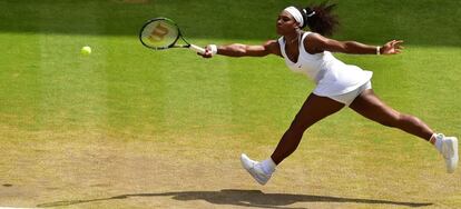Serena Williams intenta alcanzar un tiro de derecha.