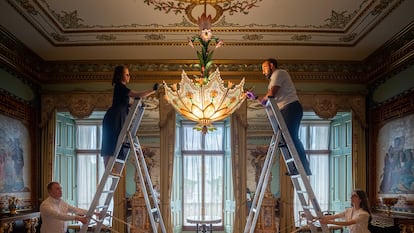 Unos restauradores trabajan en la llamada "Centre Room" del palacio de Buckingham, en Londres.