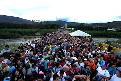 Venezolanos cruzan a pie el puente que une la frontera con Colombia, el pasado 17 de julio.