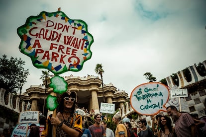 Barcelona: Protest against entry fee in Gaudi's Park Guell