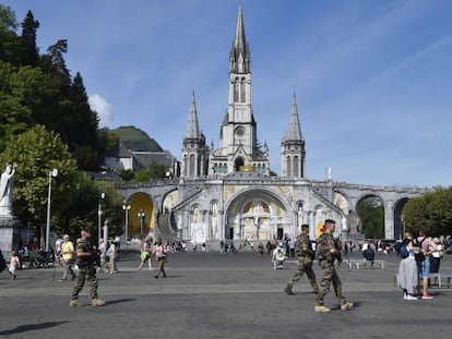 Soldados franceses patrullan en el santuario de Lourdes. 