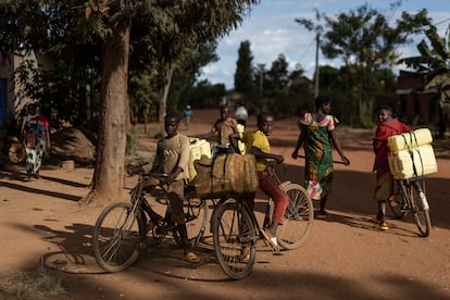 Varios adolescentes cargan bidones de agua en sus bicicletas, en el pueblo de Jurú, en Ruanda, donde se puso en marcha, en coordinación con las autoridades ruandesas, un programa de terapia de familias destinado a sanar el trauma social provocado por el genocidio de 1994.