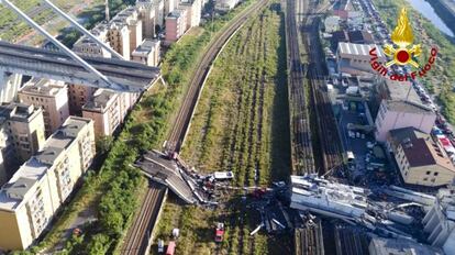 Vista aérea de los escombros y destrozos ocasionados por la caída parcial del puente de Génova.