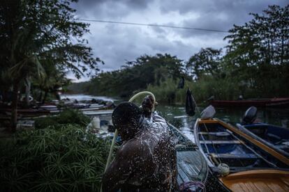 Harold Bloomfield se lava al anochecer después de un largo día limpiando peces en White River (Jamaica). La delicada labor de la jardinería de coral es solo una parte de la restauración de un arrecife, y a pesar de su complejidad, en realidad es la parte más sencilla.