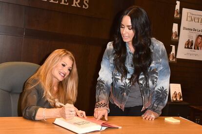 Dianna De La Garza firma su primer libro publicado para su hija Demi Lovato, el pasado marzo en Los Ángeles (California).