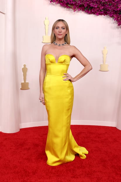 La actriz y modelo estadounidense Brittany Snow se decantó por un vestido palabra de honor amarillo de la firma Mônot. Lo combinó con joyas de Pomellato. 