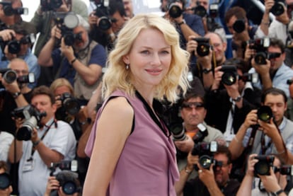 Naomi Watts posa para los fotógrafos antes de la rueda de prensa de <i>Fair game, </i>ayer en Cannes.