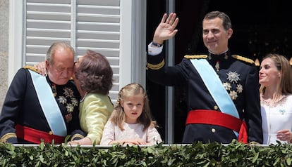 Doña Sofía besa a Don Juan Carlos en el balcón del Palacio Real.