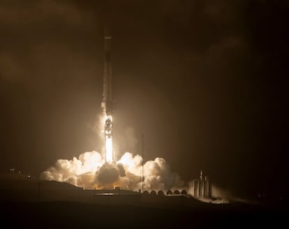 El cohete 'SpaceX Falcon 9' se lanza con la prueba de redirección de doble asteroide, o DART, nave espacial a bordo, desde el complejo de lanzamiento espacial 4E en la base de la fuerza espacial Vandenberg, en California.