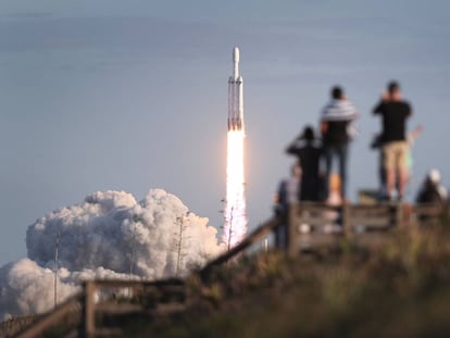 Lanzamiento de un Falcon Heavy de SpaceX en abril.