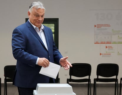 El primer ministro hungaro, Viktor Orbán, vota en un centro electoral de Budapest, este domingo.