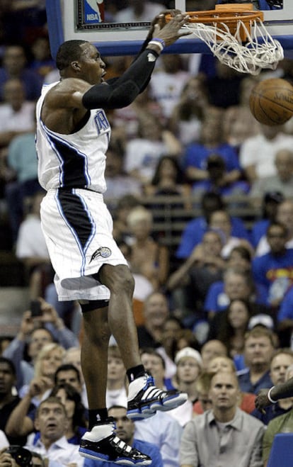 Dwight Howard en una espectacular acción del partido de anoche