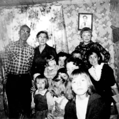 Dolly Parton (arriba a la derecha) junto a su familia durante las navidades de 1960