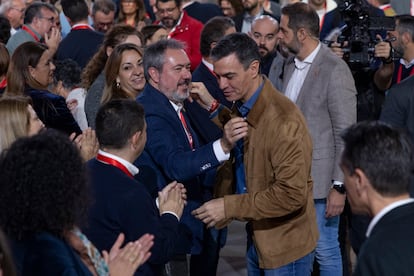 Juan Espadas y Pedro Sánchez se saludan en el 41º Congreso Federal  del PSOE celebrado en Sevilla.