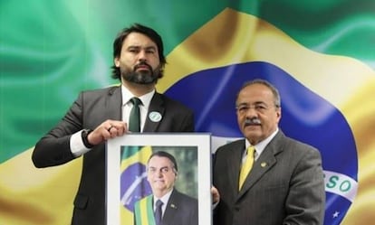 Léo Índio, aliado próximo do Planalto, e o senador Chico Rodrigues, vice-líder do Governo, exibem foto de Bolsonaro.