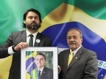 Léo Índio, aliado próximo do Planalto, e o senador Chico Rodrigues, vice-líder do Governo, exibem foto de Bolsonaro.