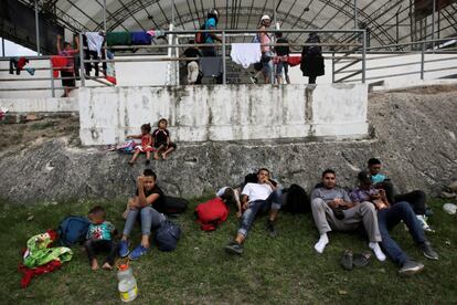 Hondureños descansan en un polideportivo de Santa Rosa de Copán, el 13 de octubre de 2018.