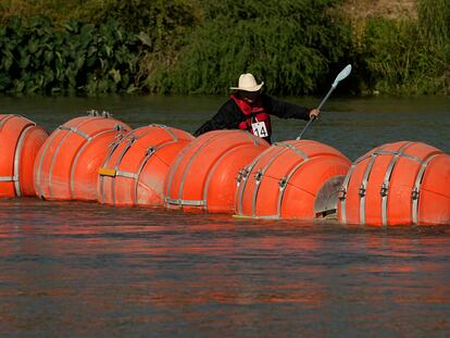 Un navegante de kayak pasa por detrás de la barrera contra migrantes colocada en el Río Grande (Texas) el 1 de agosto 2023.
