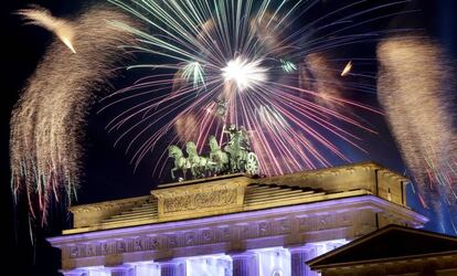 Espectacle de focs artificials per saludar l'any nou a la Porta de Brandenburg de Berlín (Alemanya).