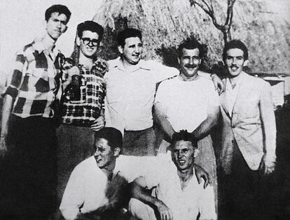 Fidel Castro posa a Los Palos, a la província de l'Havana, amb un grup de camarades amb els quals preparava l'atac a la caserna de Montcada. Dempeus, posen amb ell Antonio (Nico) López i Abel Santamaría (esquerra) i José Luis Tasende i Ernesto Tizol (dreta). La foto va ser presa al juliol de 1953