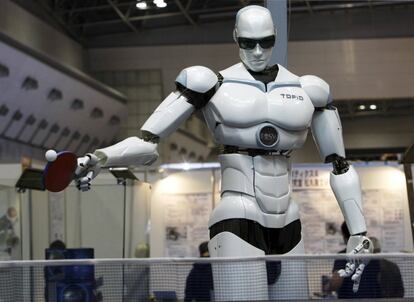 El robot "Topio" juega al 'ping-pong' en la Exposición Internacional de Robots de Tokio.