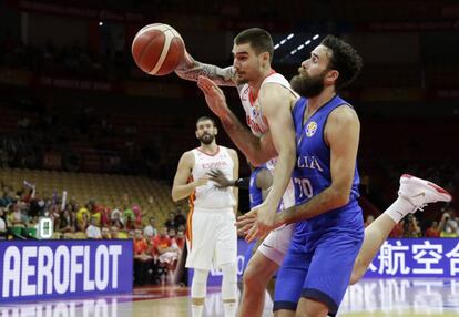 Juancho Hernangómez (segundo a la derecha), en una jugada ante a Luigi Datome.