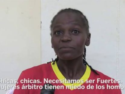 Una exfutbolista keniana cumple su sueño de arbitrar partidos de fútbol masculino de primer nivel en su país