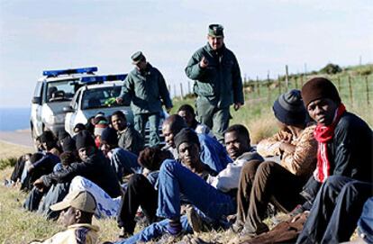 Varios de los inmigrantes localizados ayer en una carretera cercana a Bolonia (Tarifa).