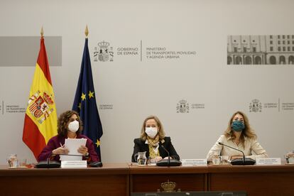 Nadia Calviño (centro), María Jesús Montero (izquierda) y Raquel Sánchez (derecha), durante la reunión mantenida este lunes con el Comité Nacional de Transporte por Carretera.