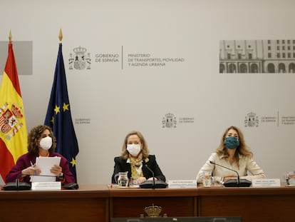 Nadia Calviño (centro), María Jesús Montero (izquierda) y Raquel Sánchez (derecha), durante la reunión mantenida este lunes con el Comité Nacional de Transporte por Carretera.