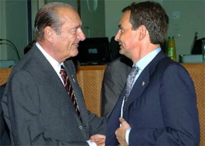 El presidente francés, Jacques Chirac, saluda a José Luis Rodríguez Zapatero al comenzar la cumbre de Bruselas.