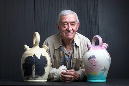 El músico y folclorista Ismael Peña posa con dos botijos de su colección pintados, de izquierda a derecha, por José Luis López Saura y Guillermo Pérez-Villalta.