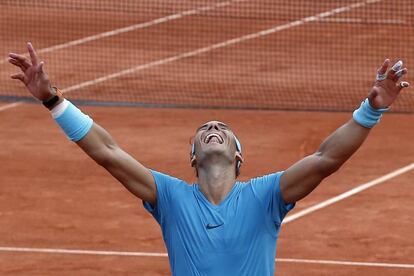 Rafael Nadal celebra sua vitória na final contra Thiem. Os dois haviam se enfrentado em Roland Garros na segunda rodada de 2014 e nas semis da temporada passada, todas vencidas pelo espanhol.