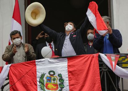 El candidato a la presidencia de Perú Pedro Castillo saluda a sus seguidores desde el balcón de la sede en Lima de su partido, Perú Libre.