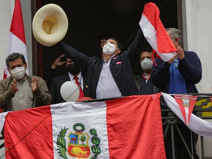 El candidato a la presidencia de Perú Pedro Castillo saluda a sus seguidores desde el balcón de la sede en Lima de su partido, Perú Libre.