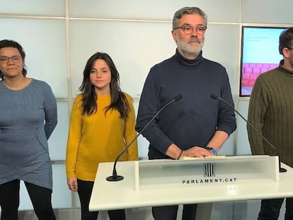 De izquierda derecha, los diputados de la CUP Natàlia Sánchez, Maria Sirvent, Carles Riera y Vidal Aragonés.