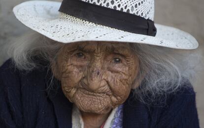 La boliviana Julia Flores Colque posa para la cámara el pasado 23 de agosto fuera de su casa en Sacaba, una ciudad con 175.000 habitantes, capital de la provincia cocalera del Chapare, en el departamento de Cochabamba.