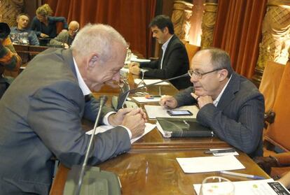 El alcalde donostiarra, Juan Karlos Izagirre, conversa con el secretario municipal durante el pleno celebrado en el consistorio.