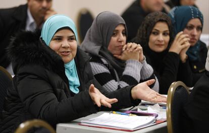 Hib Al Ogaidi (i) que emigró de Bagdad (Irak) habla durante una clase de inglés como segunda lengua en Lincoln, Nebraska. Ogaidi se sorprendió por la elección de Donald Trump y sus preocupaciones sobre el futuro de Su familia, que llegó a los Estados Unidos con una visa, ya que su marido trabajaba para el ejército estadounidense en Irak.