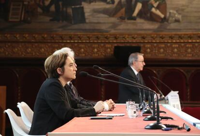 La alcaldesa Ada Colau, ayer junto al exalcalde socialista Joan Clos.