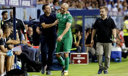 Garitano bromea con Amrabat en el último partido del Leganés.