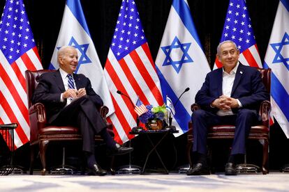 El presidente de EE UU, Joe Biden, se reúne con el primer ministro israelí, Benjamín Netanyahu, y el gabinete de guerra israelí, durante su visita a Israel, en Tel Aviv, Israel, el pasado 18 de octubre.