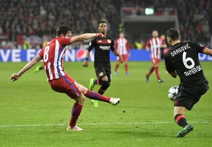 Saúl Niguez (i) marca el primer gol al Leverkusen.