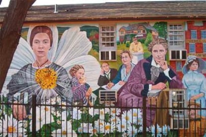 Emily Dickinson, en el Mural de la Historia de la Comunidad de Amherst, que pintó David Fichter en el Cementerio Oeste.