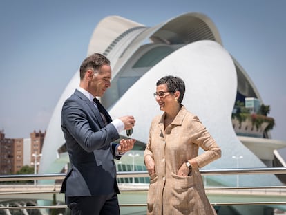 El ministro alemán de Exteriores, Heiko Maas, con su homóloga española, Arancha González Laya, en la Ciudad de las Artes de Valencia.