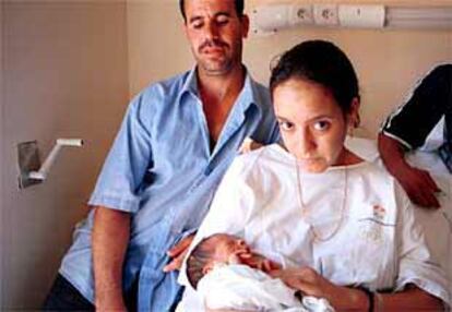 Hafsata, con sus padres, Dounia y Abdilmalek, ayer en el hospital de Poniente.
