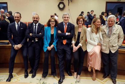 Luis Garicano (centro) con el grupo de eurodiputados de Ciudadanos, en el Congreso. 