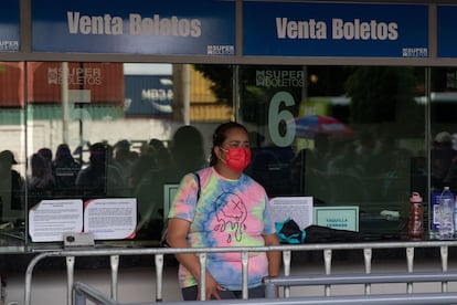 La gira de Luis Miguel dará inicio el próximo 3 de agosto en Buenos Aires (Argentina), y concluirá en la ciudad de Guadalajara (México) el 17 de diciembre. En la imagen, una mujer frente a las taquillas de la Arena Ciudad de México, una vez finalizada la venta de entradas. 